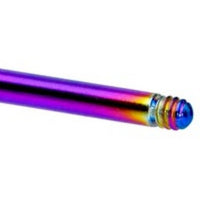 Zungenpiercing mit Regenbogen-Totenkopf